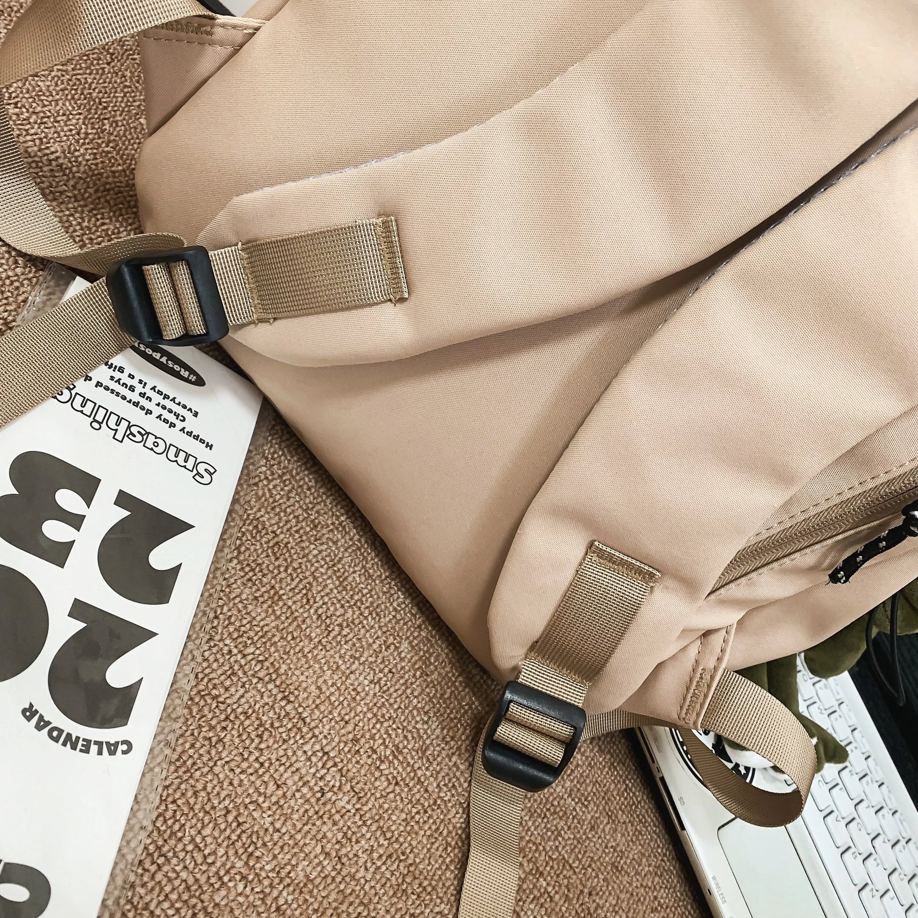 Mochila Unissex Monocromática Para Viagem com Pingente de Sapinho