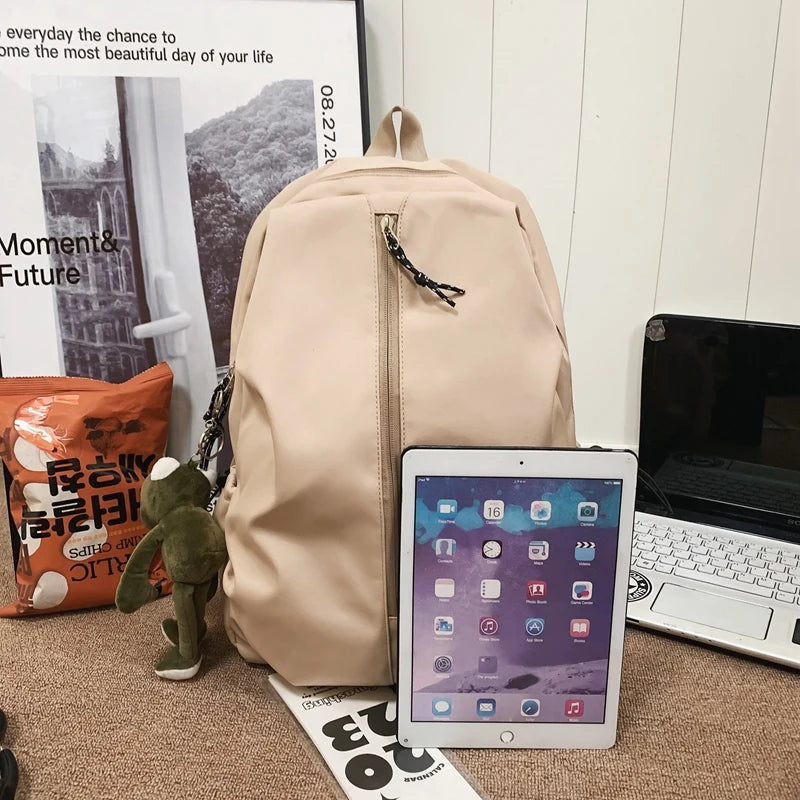 Mochila Unissex Monocromática Para Viagem com Pingente de Sapinho