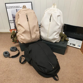 Mochila Unissex Monocromática Para Viagem com Pingente de Sapinho